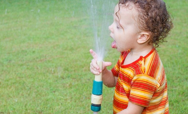 Voda z hadice a žiadne telefóny: Tieto situácie z detstva v minulosti by dnes rodičia neprežili