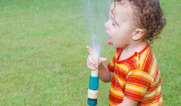 Voda z hadice a žiadne telefóny: Tieto situácie z detstva v minulosti by dnes rodičia neprežili