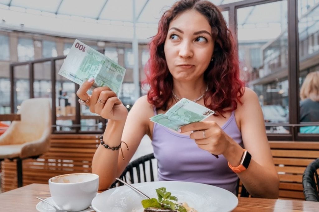 Staré 100-eurovky: Ak máš takú doma, zisti, či s ňou v obchode zaplatíš a ako postupovať pri pochybnostiach či výmene