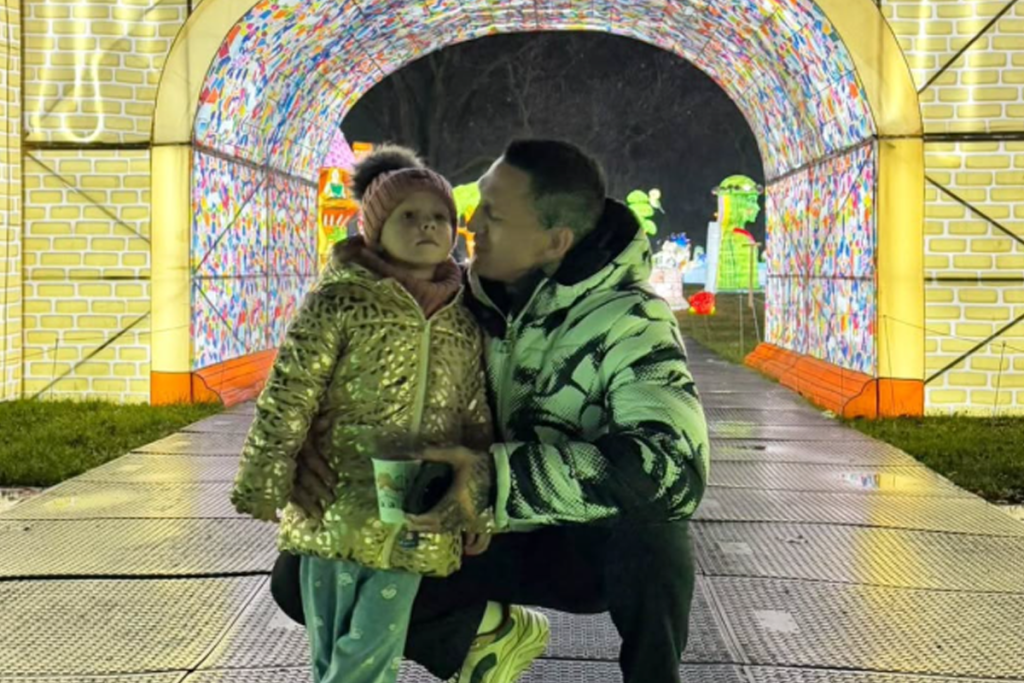 Gábor Boráros si musí prejsť ďalšou skúškou. Jákliovej bývalý snúbenec sa údajne začal zaujímať o jeho dcérku