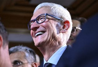 tim cook apple iphone telefóny ľudia