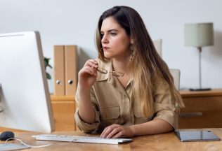 Veci, ktoré robíme v práci, keď sa tvárime zaneprázdnene