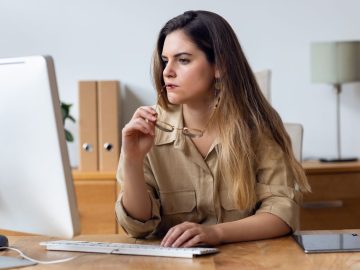 Veci, ktoré robíme v práci, keď sa tvárime zaneprázdnene