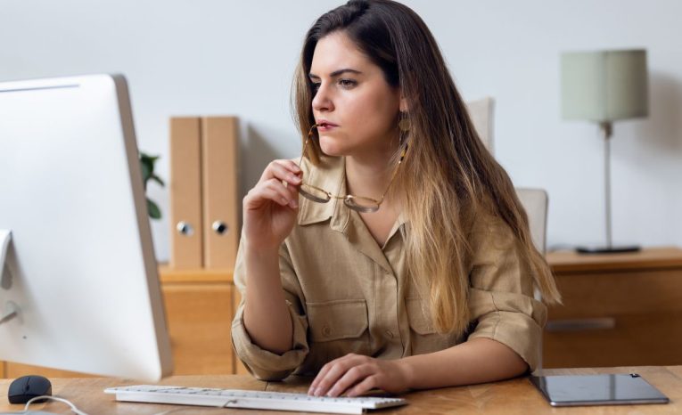 Veci, ktoré robíme v práci, keď sa tvárime zaneprázdnene