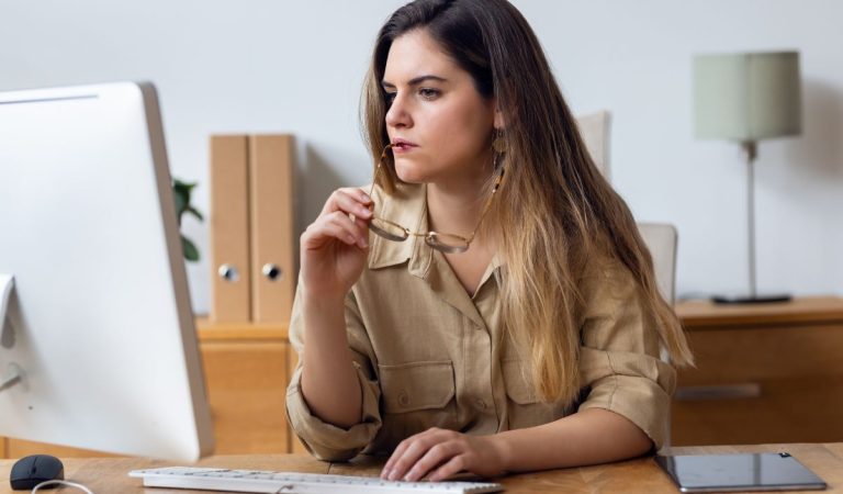 Veci, ktoré robíme v práci, keď sa tvárime zaneprázdnene