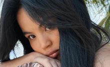 yeni love island súťažiaca reality šou dieťa