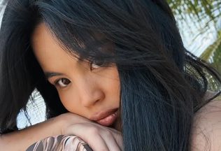 yeni love island súťažiaca reality šou dieťa