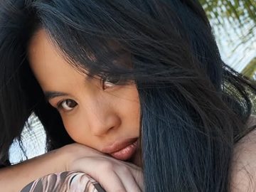 yeni love island súťažiaca reality šou dieťa