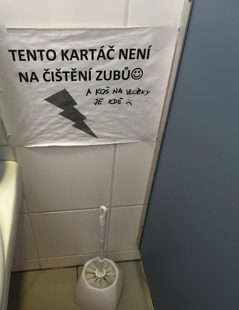 Česká skupina zbiera sarkastické odkazy pre intelektuálne slabších