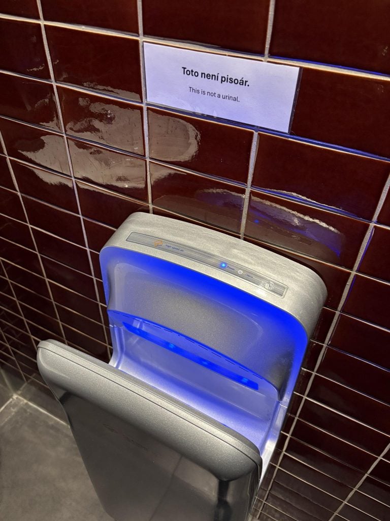 Česká skupina zbiera sarkastické odkazy pre intelektuálne slabších