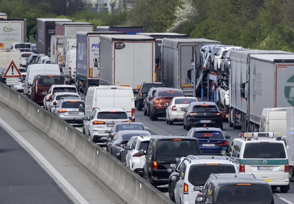 Okolie Bratislavy zažíva masívny dopravný kolaps. Na niektorých úsekoch diaľnice D1 sa čaká až dve hodiny