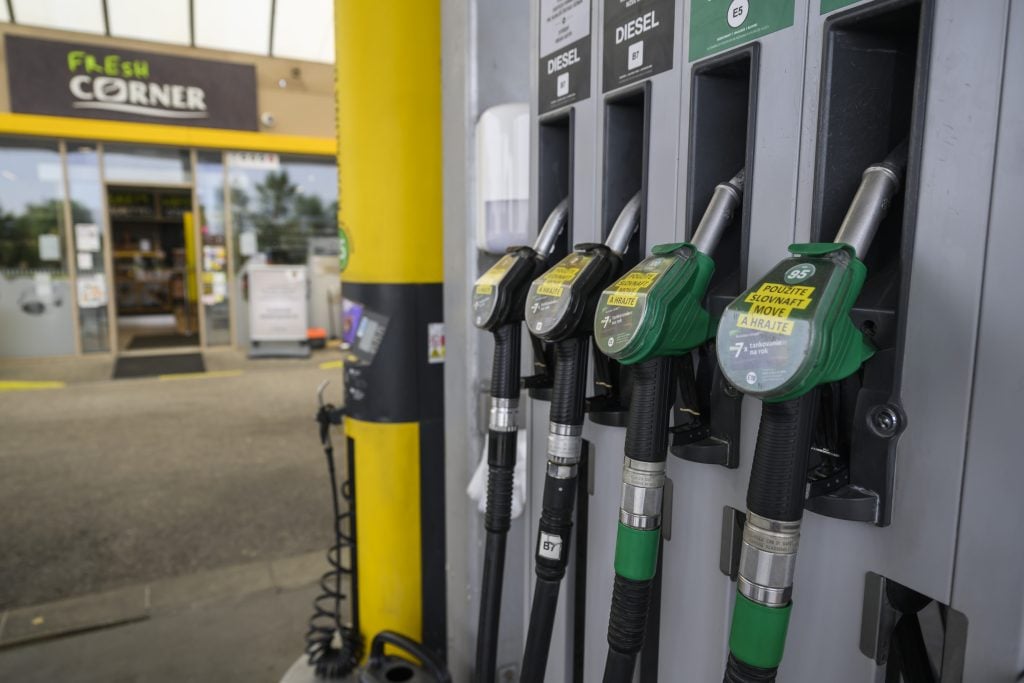 Kedy sa skončí stav ropnej núdze na Slovensku? Premiér Fico v stredu načrtol, čo nás čaká v najbližších dňoch.