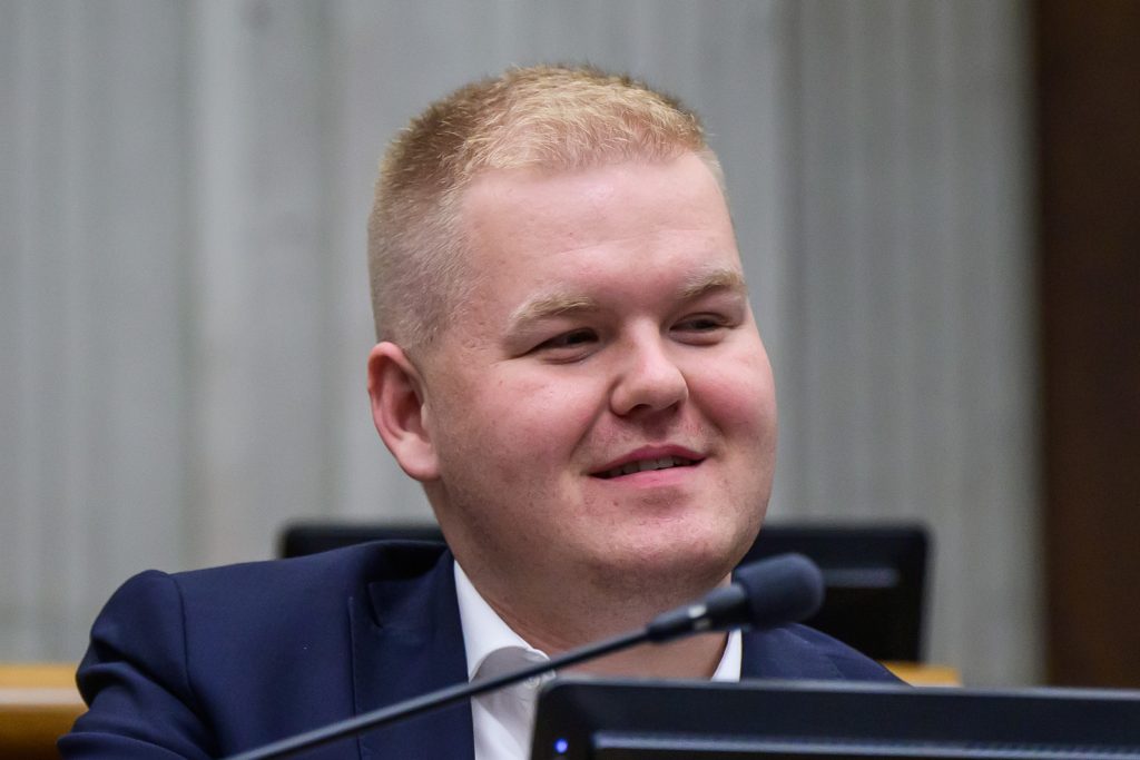 Tisíce eur mesačne aj napriek šetreniu. Toto sú presné sumy, ktoré zarobia poslanci v rokoch 2026 a 2027