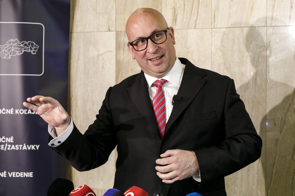 Keď politik objaví AI: Minister Ráž sám seba premenil na akčnú hviezdu a vznikol bizár, aký tu ešte nebol