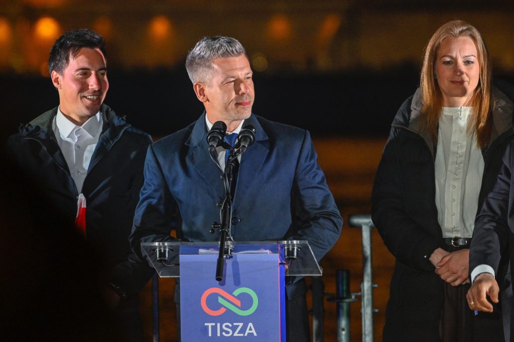 Péter Magyar a jeho strana Tisza suverénne uspeli v maďarských parlamentných voľbách a po 16 rokoch zbavili moci Viktora Orbána.