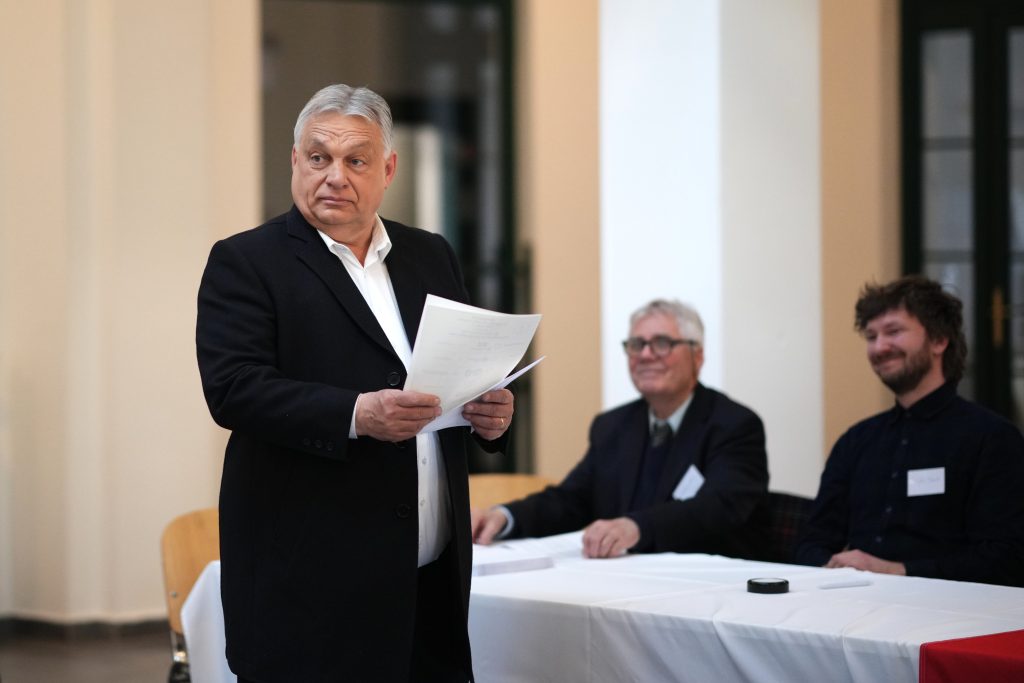 Péter Magyar a jeho strana Tisza suverénne uspeli v maďarských parlamentných voľbách a po 16 rokoch zbavili moci Viktora Orbána.