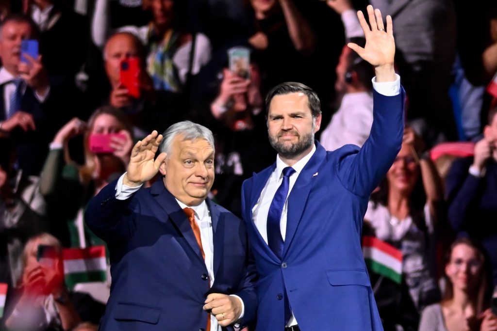 Péter Magyar a jeho strana Tisza suverénne uspeli v maďarských parlamentných voľbách a po 16 rokoch zbavili moci Viktora Orbána.