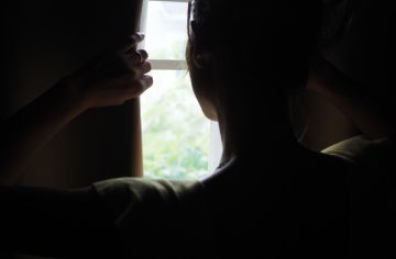 Sen o novom domove sa zmenil na paralyzujúcu nočnú moru. Rodinu začal terorizovať tajomný „Pozorovateľ“