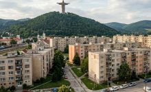 Takto by vyzerali svetové pamiatky v obklopení socialistickej architektúry podľa AI.