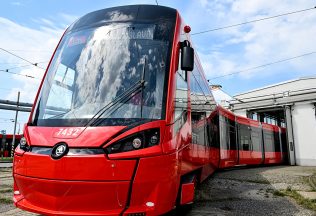 bratislava električky zastávka ľudia renovácie