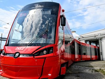 bratislava električky zastávka ľudia renovácie