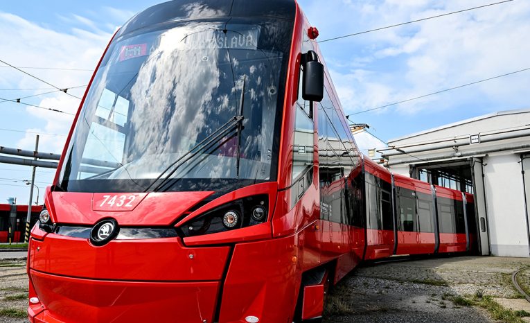 bratislava električky zastávka ľudia renovácie