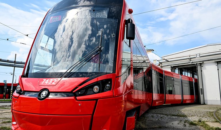 bratislava električky zastávka ľudia renovácie