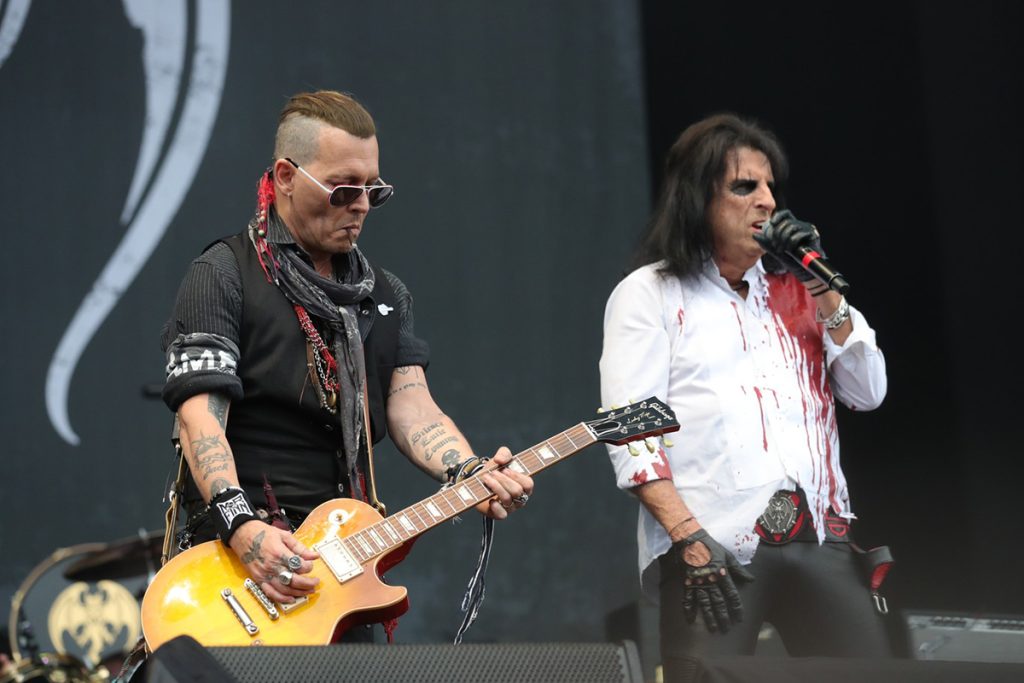 Americká rocková superskupina Hollywood Vampires čelí v Texase žalobe za zrušenie koncertu, ktorý mal byť v Banskej Bystrici.