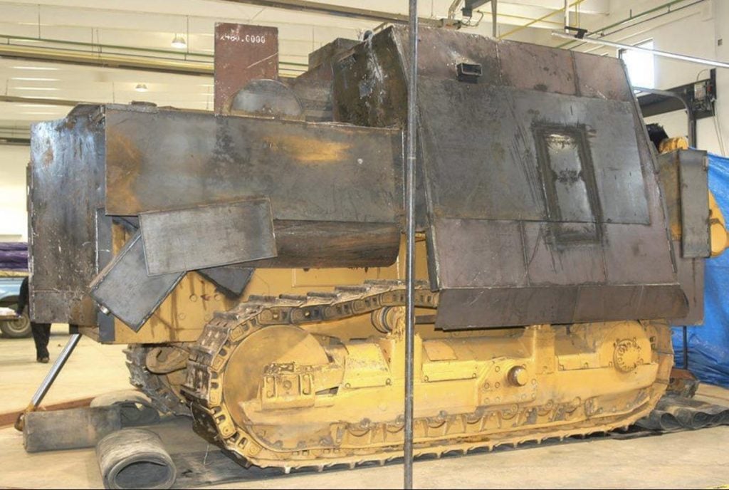 Príbeh Killdozera: Muž sa pomstil úradom tým, že vybudoval oceľové monštrum a zrovnal polku mesta so zemou