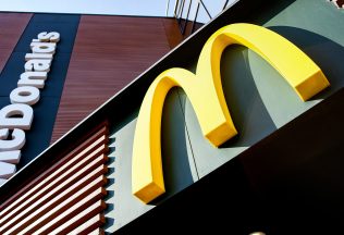 mcdonalds ľudia jedlo fastfood rýchle občerstvenie