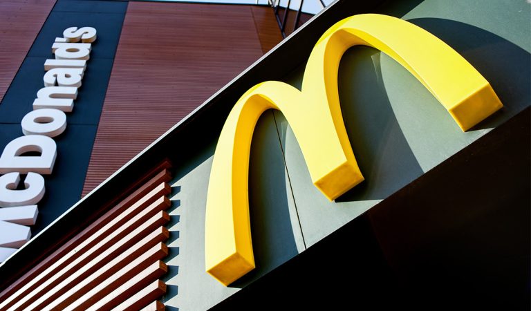 mcdonalds ľudia jedlo fastfood rýchle občerstvenie