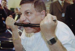 michel lotito divné veci ktoré ľudia jedia jedlo lietadlo