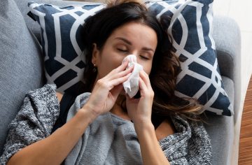 Slovenskom sa šíri nový vírus. Začína nenápadne ako alergia, no môže ťa poriadne potrápiť