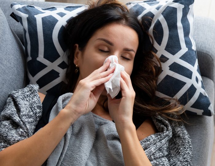 Slovenskom sa šíri nový vírus. Začína nenápadne ako alergia, no môže ťa poriadne potrápiť