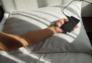 mobil, nabíjanie, nebezpečenstvo, hasiči, požiar, fakty a zaujímavosti