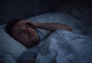 Myšlienky, ktoré máš tesne pred spaním a nedajú ti spať