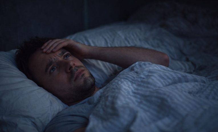 Myšlienky, ktoré máš tesne pred spaním a nedajú ti spať