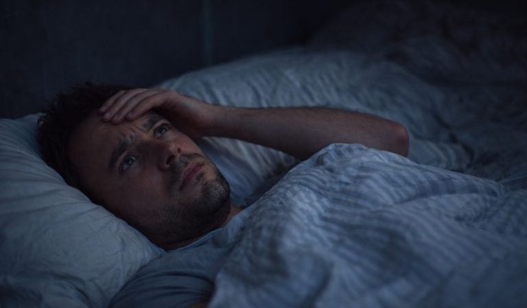 Myšlienky, ktoré máš tesne pred spaním a nedajú ti spať