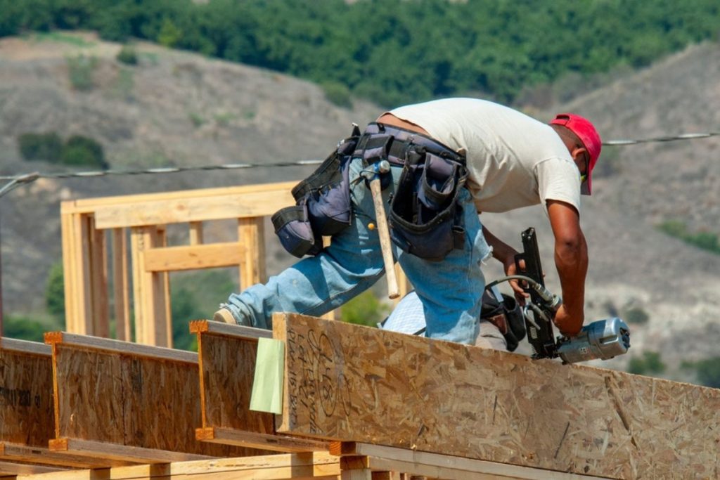 Bič na nepoctivých zamestnávateľov. Pokuty za nelegálnych zamestnancov od januára prudko vzrástli. Aká je minimálna sankcia?