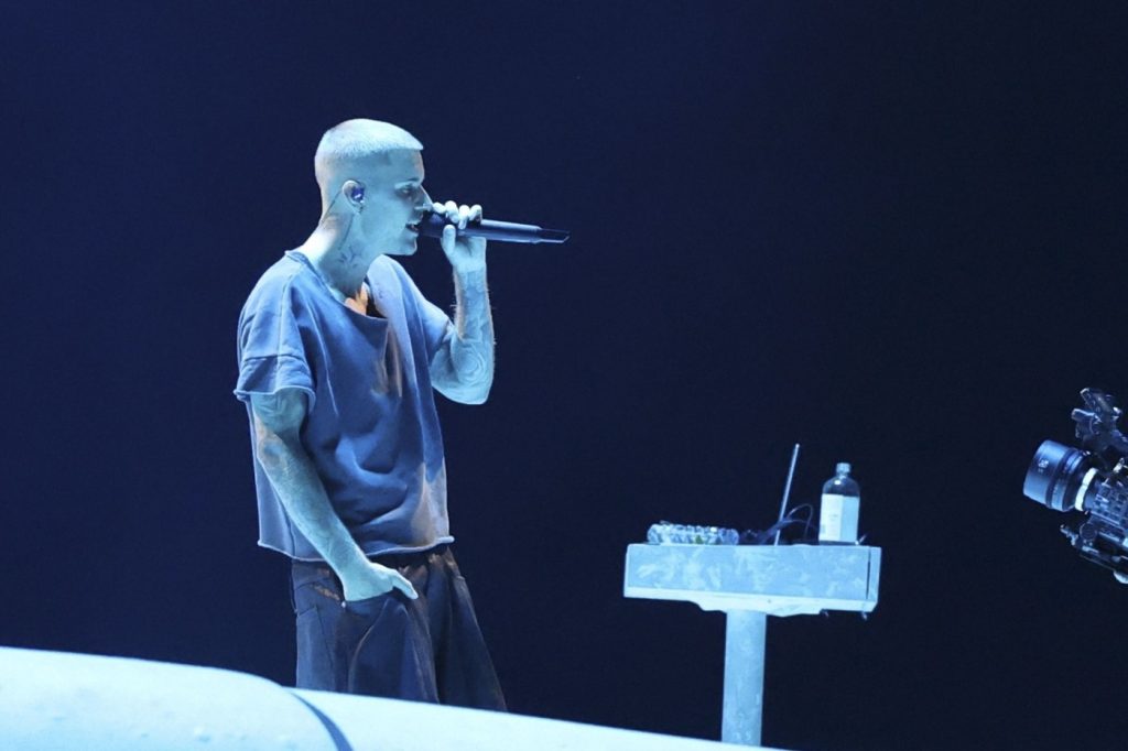 Za 10 miliónov „len púšťal pesničky z YouTube“. Justin Bieber svojím vystúpením vyvolal poriadnu kontroverziu