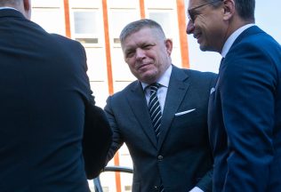 robert fico slovensko politic výplaty peniaze financie