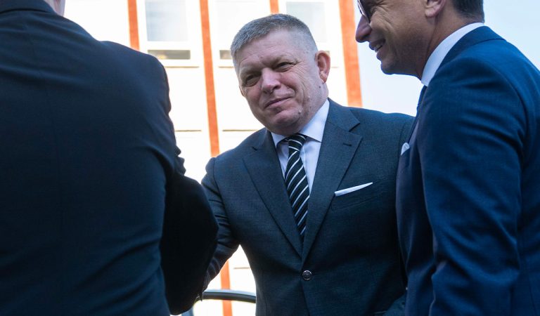 robert fico slovensko politic výplaty peniaze financie