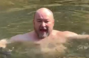 Rudolf Huliak sa na Veľkú noc vnoril do ľadovej bystriny. Jeho otužovanie znepokojilo odborníka