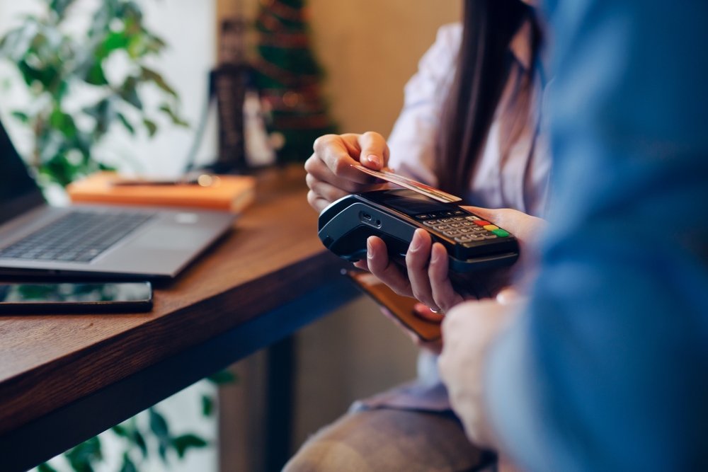 Môžu si podniky vynucovať tringelt pri platbe kartou