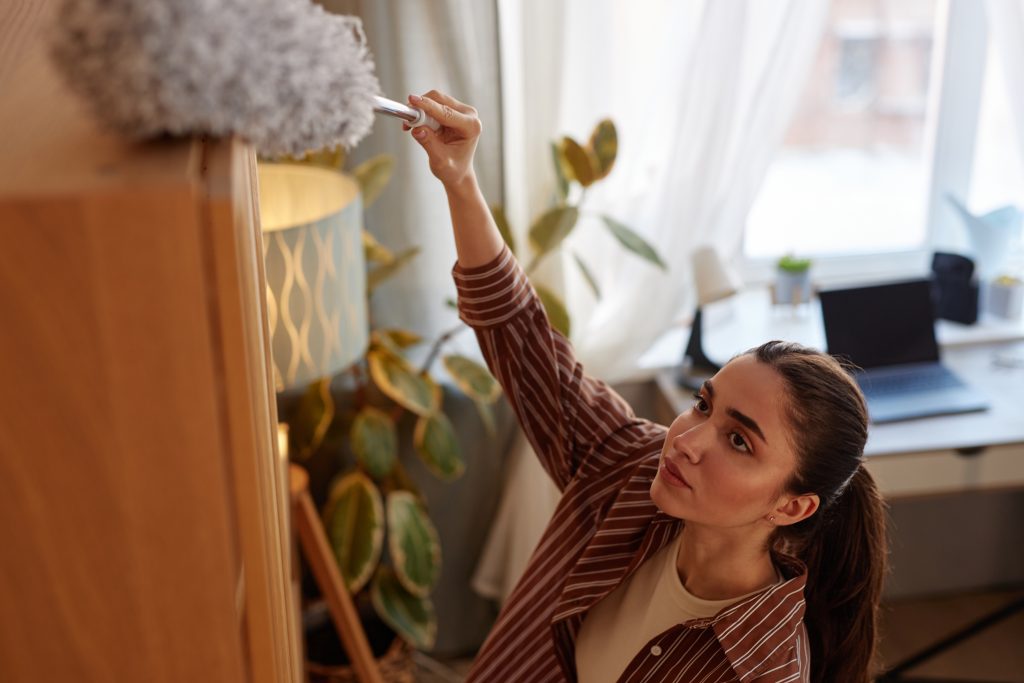 Zabudni na prach pod posteľou: Expertka prezradila, čo tvoji hostia pri návšteve skutočne „skenujú“