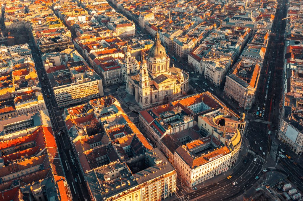 V hlavnom meste našich južných susedov testujú zaujímavý program. Mladí ľudia môžu bývať u osamelých seniorov.