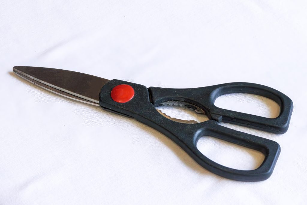 Kuchynské nožnice sú všedná pomôcka, ktorú mnohí z nás používajú každodenne. Na čo však slúžia "zúbky", nachádzajúce sa pri rukoväti?