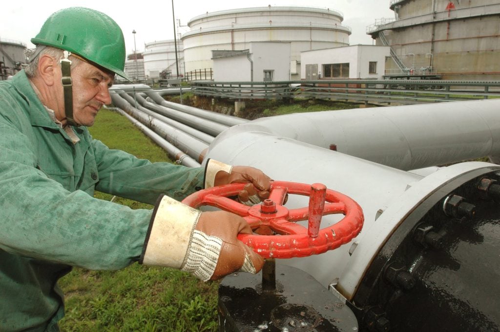 V posledných týždňoch sa v médiách intenzívne skloňuje ropovod Družba. Aká je história tohoto zariadenia a kadiaľ vedie na slovenskom území?