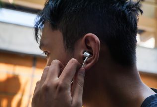 ucho sluch uši sluchátka nebezpečie ohluchnutie