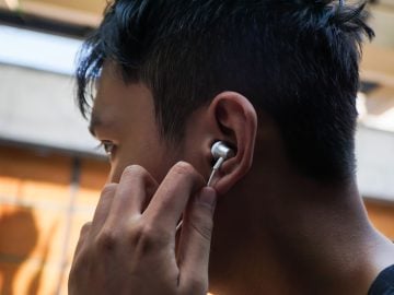 ucho sluch uši sluchátka nebezpečie ohluchnutie